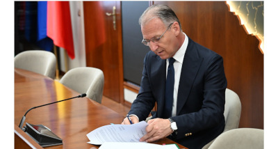 Președintele Consiliului Județean Sălaj, Dinu Iancu-Sălăjanu, a semnat astăzi primele contracte de concesionare cu viitorii rezidenți din Parcul de Specializare Inteligentă Hereclean.